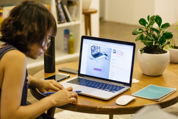 desk-computer-writing-working-person-woman-31574-pxhere.com